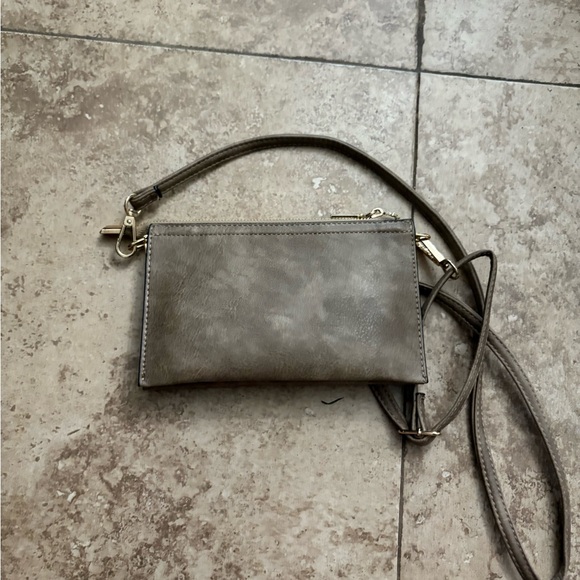 NWOT Elegant Vegan Tan Cell Phone Crossbody Wristlet Bag - Picture 3 of 4